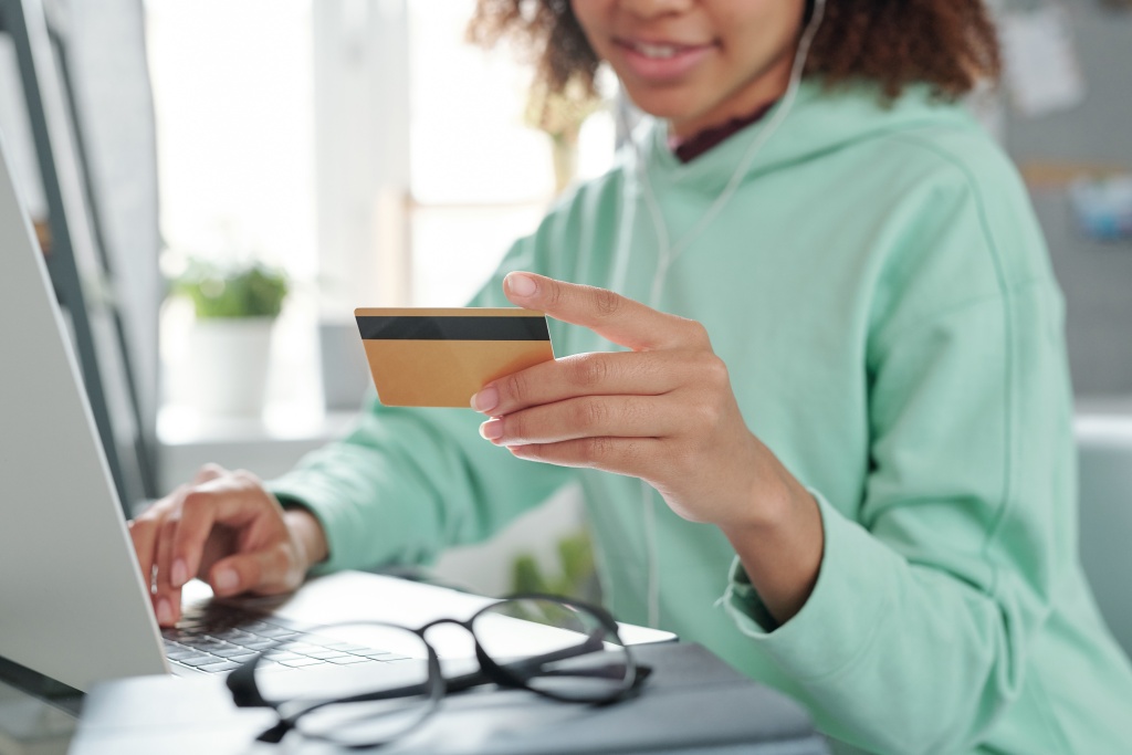 hands-young-mixed-race-female-casualwear-sitting-front-laptop-going-pay-by-credit-card-purchase-online-shop.jpg очки