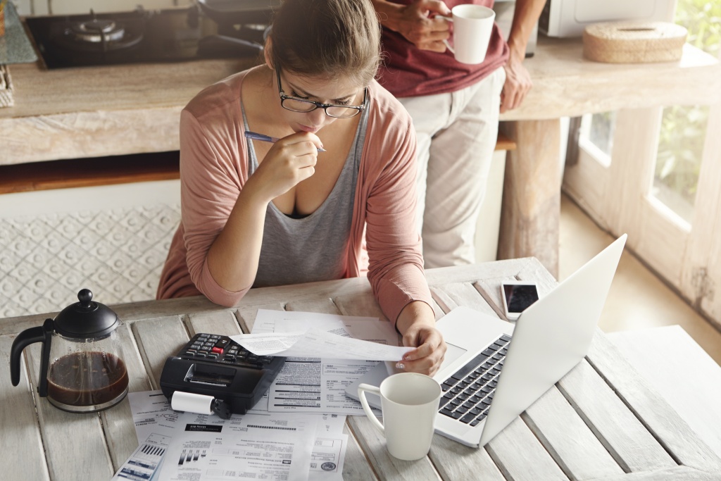 couple-facing-debt-problems-not-able-to-pay-out-t-2023-11-27-05-24-22-utc.jpg проблема с деньгами