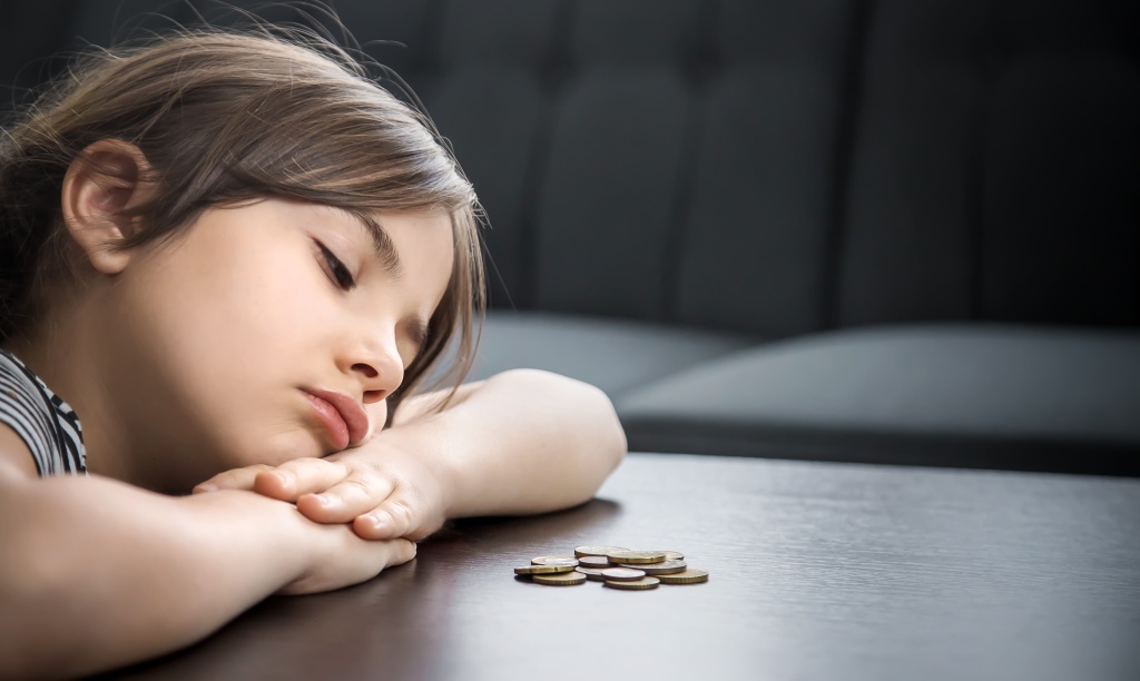 child-counts-coins.jpg монеты